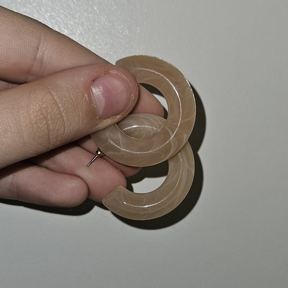 2 pairs of acrylic earrings - Picture 2 of 4